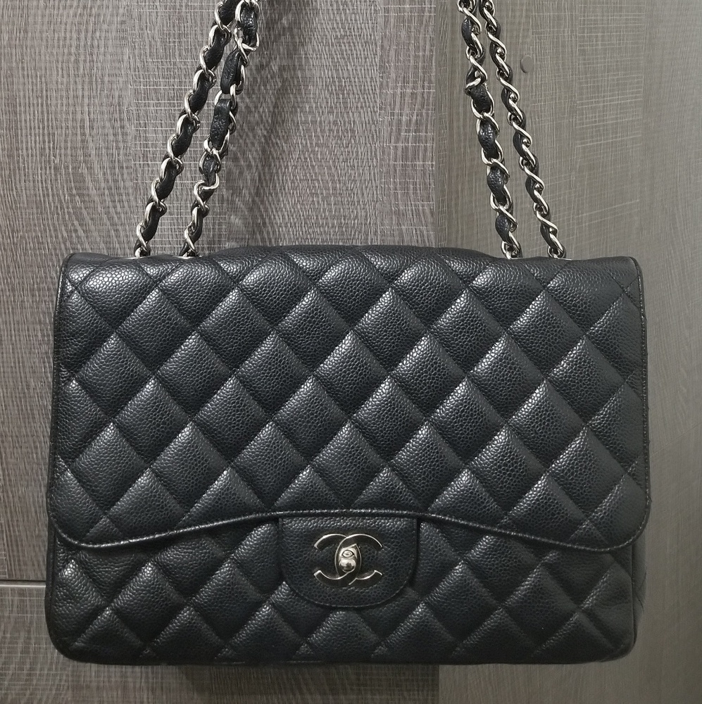 Authentic CHANEL
BLACK QUILTED CAVIAR CLASSIC FLAP